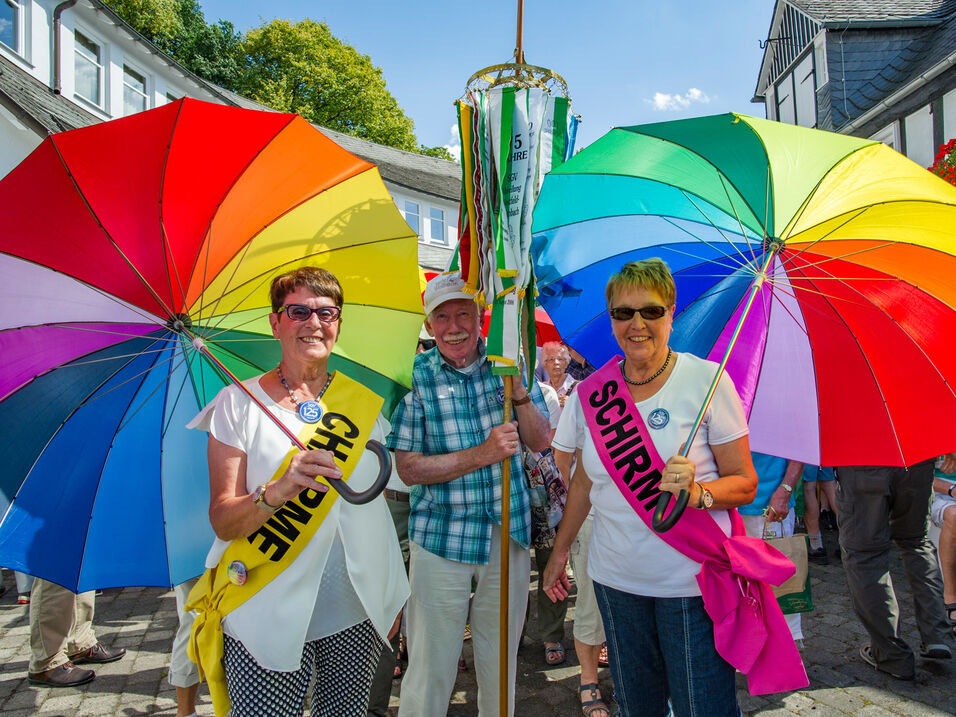 Zwei Frauen mit typischen Schirmen der 20. Schmallenberger Woche