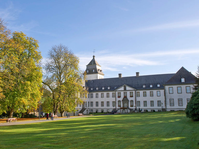 Blick auf das historische Kloster Grafschaft im Sauerland