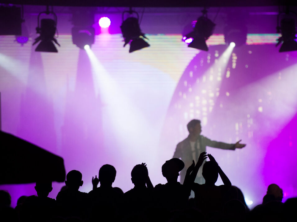 Abendliche Partystimmung mit Licht und einheizender Musik auf und vor der Bühne der Schmallenberger Woche