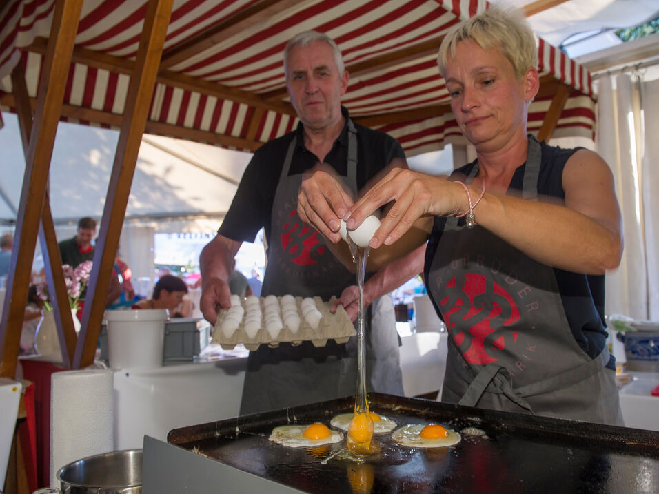 Eierbacken im Festzelt der Schmallenberger Woche auf dem Schützenplatz