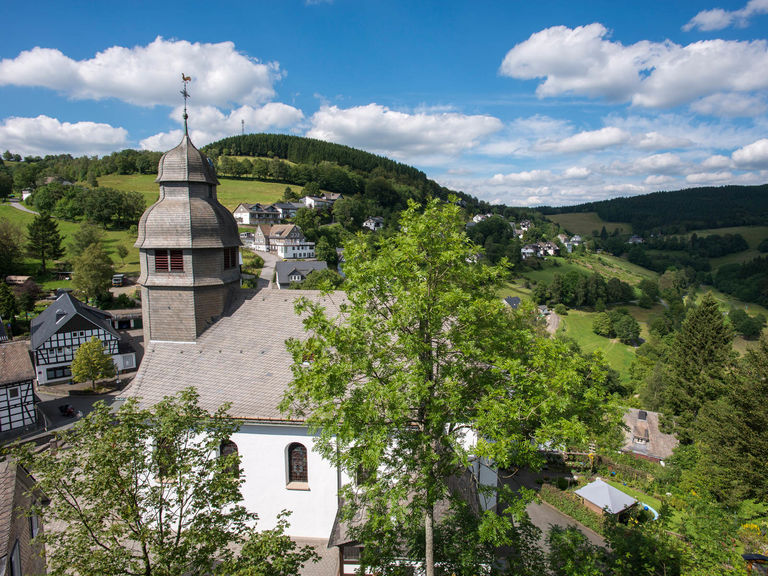 Blick auf den Ortskern und die Kirche St. Hubertus in Nordenau im Sauerland