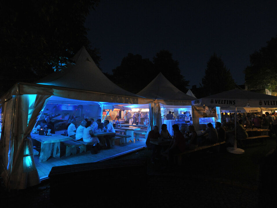 Das Festzelt auf dem Schützenplatz zur Schmallenberger Woche stimmungsvoll zum Abend beleuchtet