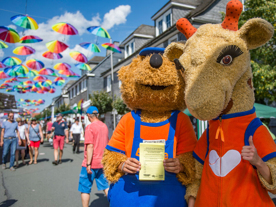 Bunte Maskottchen zur Unterhaltung der Kinder auf der Schmallenberger Woche