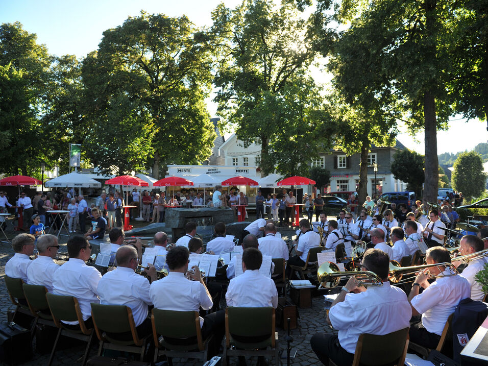 Die Schmallenberger Stadtkapelle eröffnet stimmungsvoll die Schmallenberger Woche am Mittwoch auf dem Schützenplatz